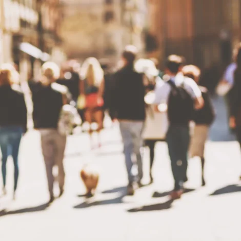 Rozmyte zdjęcie grupy osób idącej chodnikiem