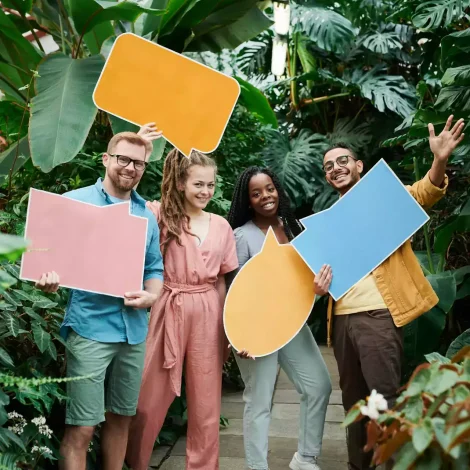grupa ludzi z kolorowymi kartkami